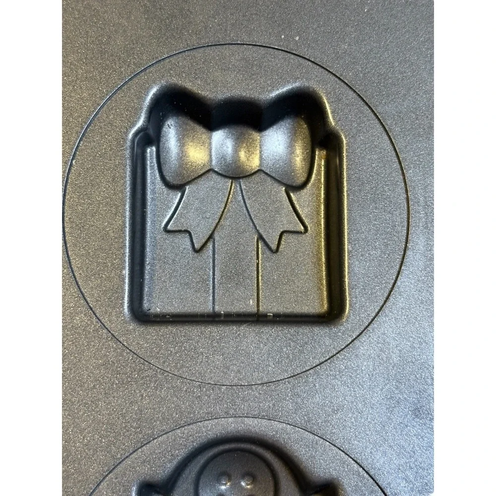 Wilton‎ Holiday Shapes Muffin Pan 12 Cavity Christmas Grey Non-Stick Baking Mold